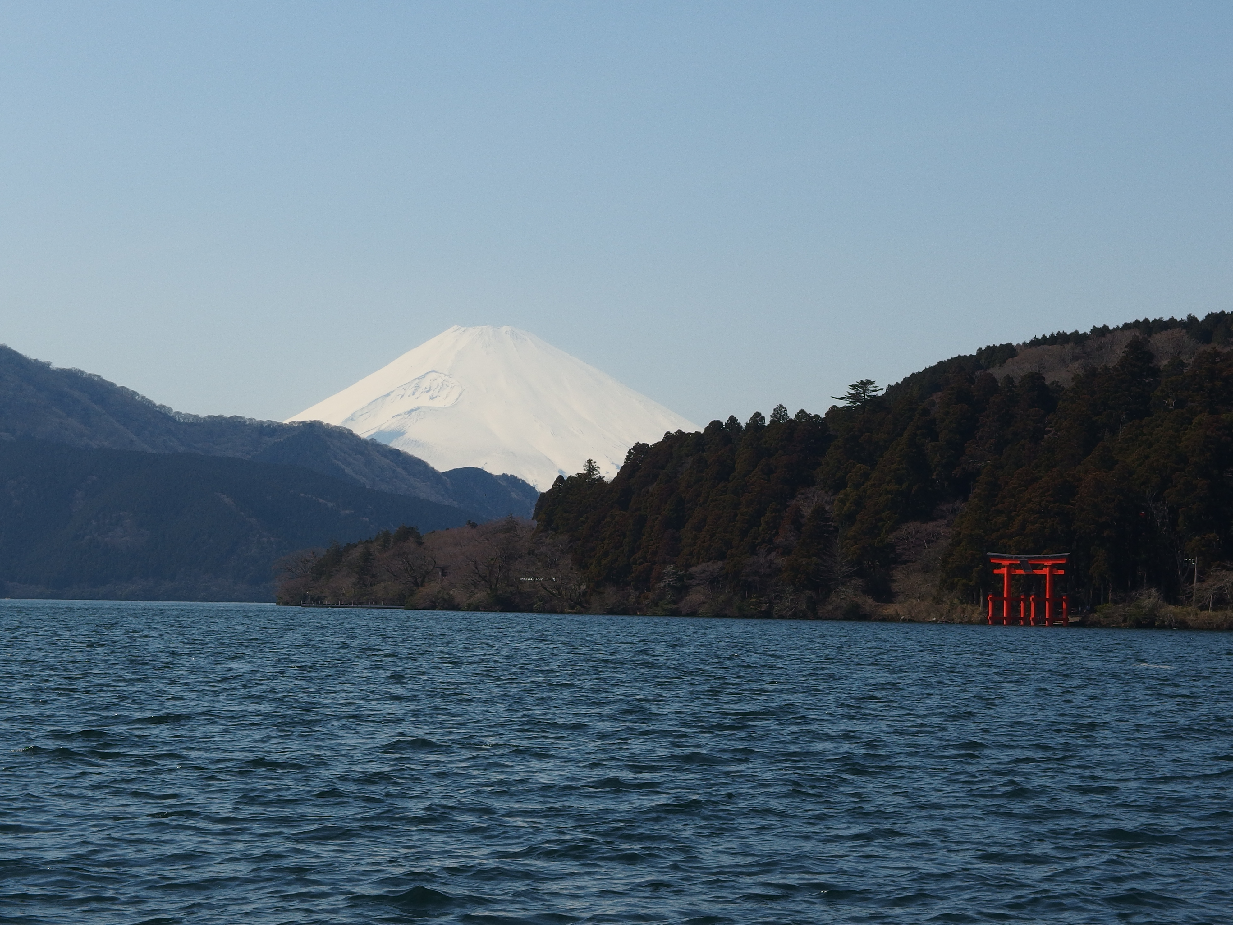 箱根の芦ノ湖と山々の風景