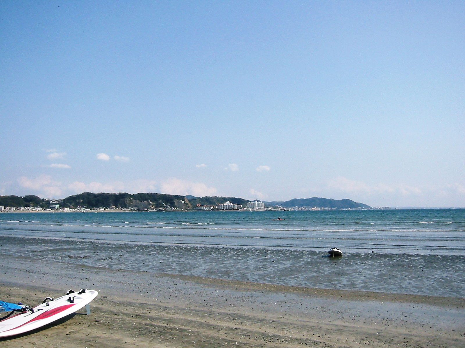 砂浜と海が広がる鎌倉の由比ヶ浜